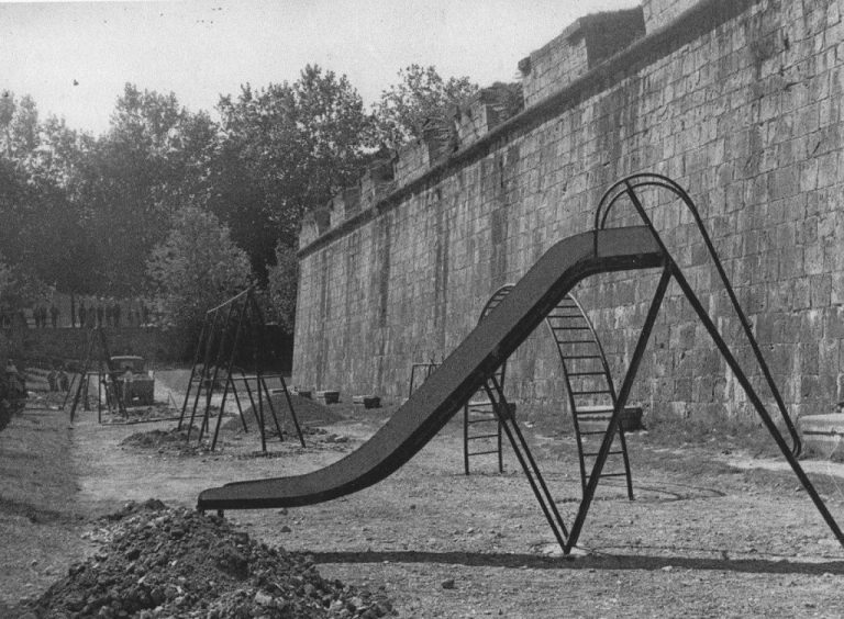 Toboganes metálicos, neumáticos y otros columpios que te dejaron señales en tu piel