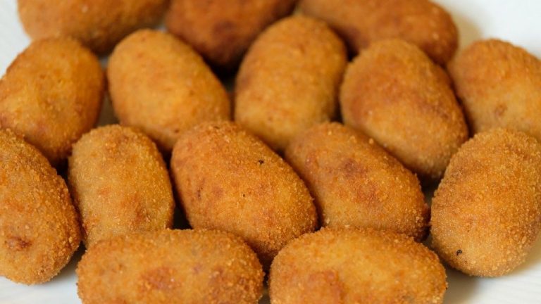 El truco para freír las croquetas y que no se rompan