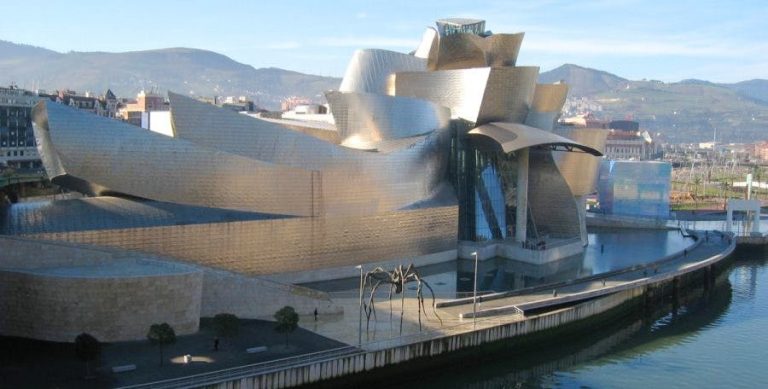 Guggenheim Bilbao e IE University firman acuerdo para promover juntos proyectos de difusión de arte