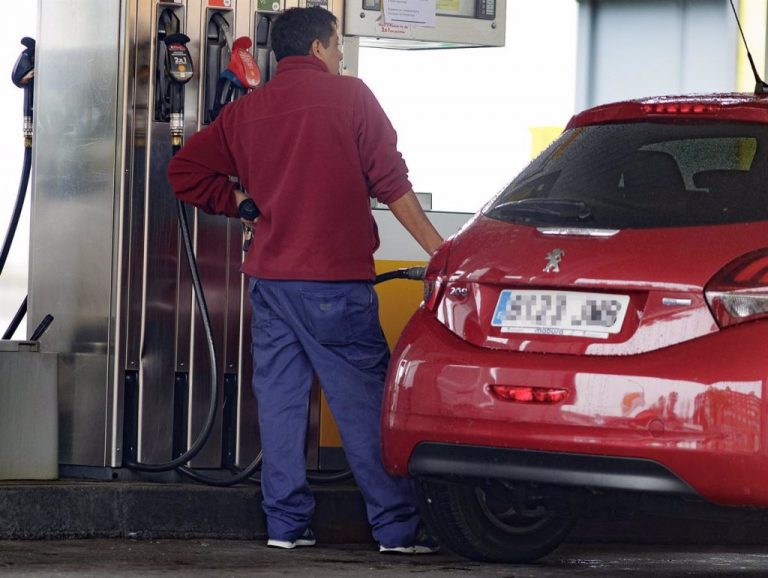 El consumo de combustibles de automoción cae un 9,8%, su peor dato en seis años