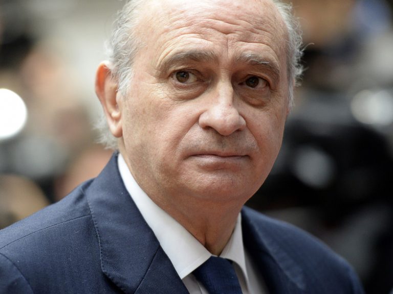 Fernández Díaz entrega voluntariamente al juez su móvil para comprobar que no envió ningún mensaje sobre 'Kitchen'