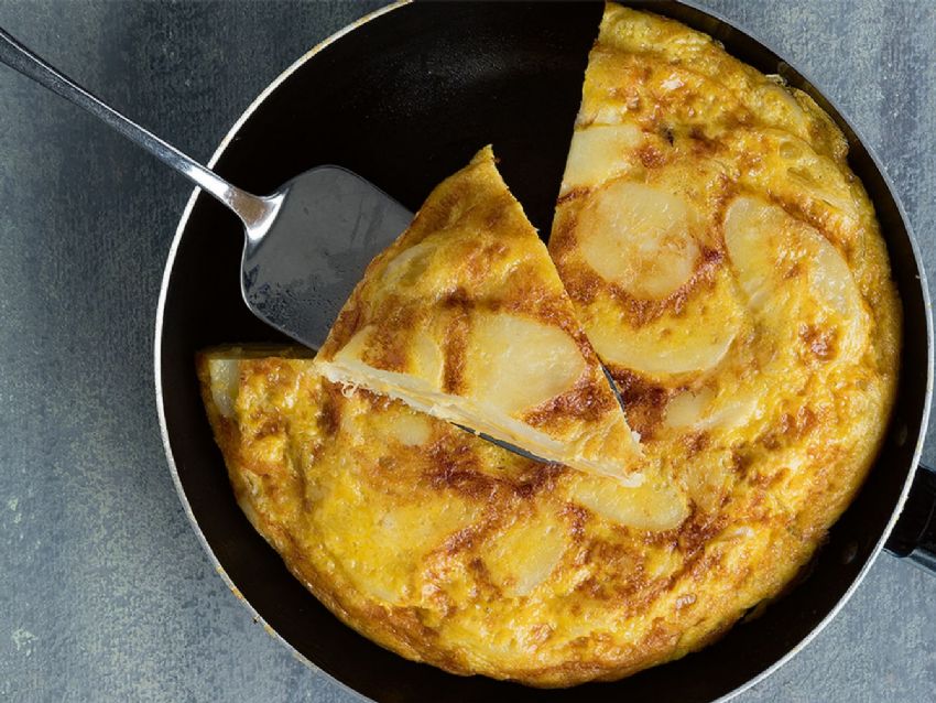 ¿Cómo hacer la tortilla de patatas tradicional española?