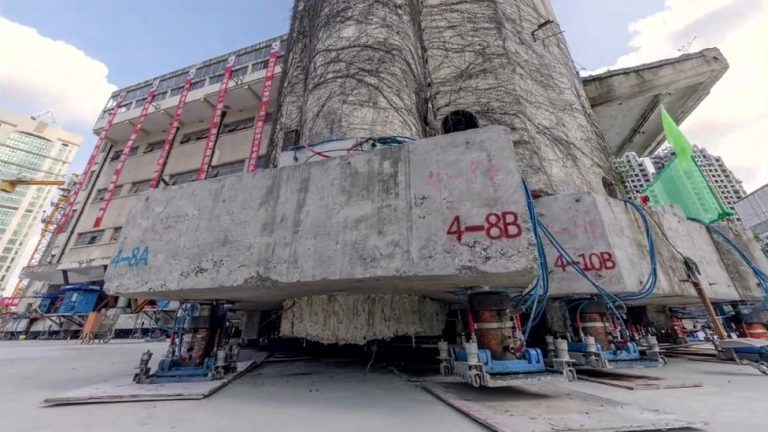 China emplea 198 patas robóticas para mover un edificio histórico de 7.600 toneladas