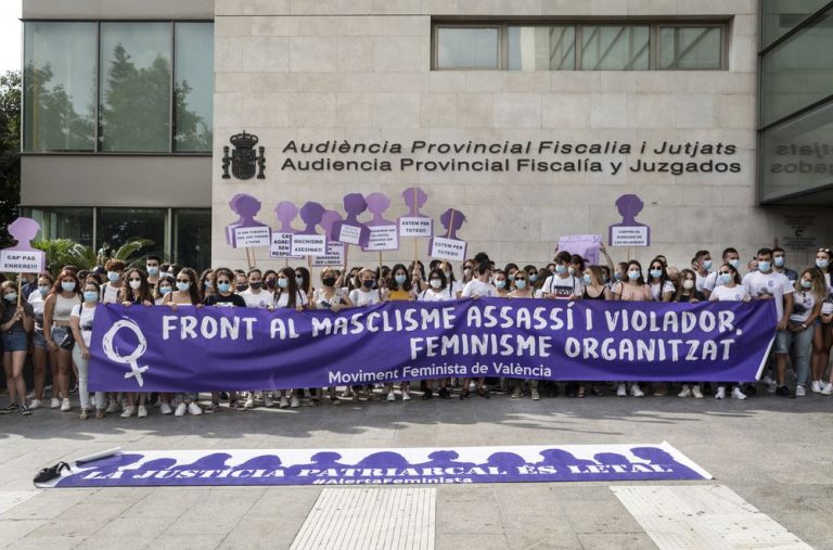 Feministas condenan en municipios de Valencia las violaciones a menores
