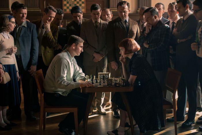Gamvito de reina, protagonista jugando ajedrez