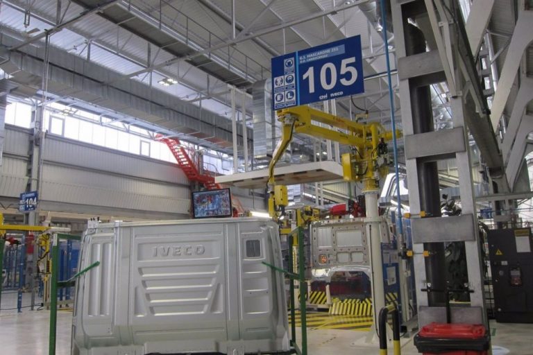 La facturación industrial modera su caída anual en agosto al 9,9%