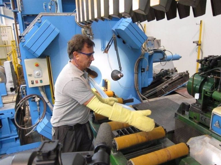 Los precios industriales moderan su caída en noviembre hasta el 2,8%