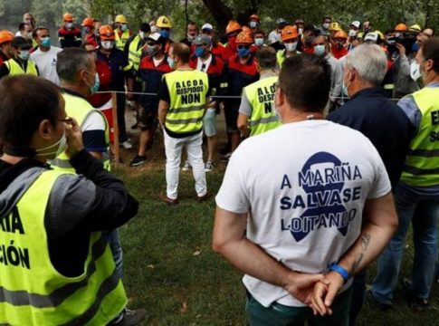 Los trabajadores de la planta de Alcoa en San Cibrao Los trabajadores de la planta de Alcoa en San Cibrao