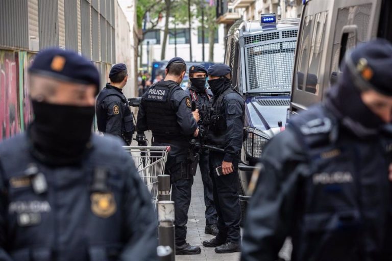 Macroperativo policial en El Raval de Barcelona contra la venta y distribución de heroína