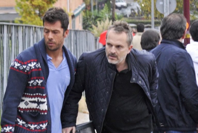 Miguel Bosé abandona los juzgados oculto tras su reencuentro con Nacho Palau