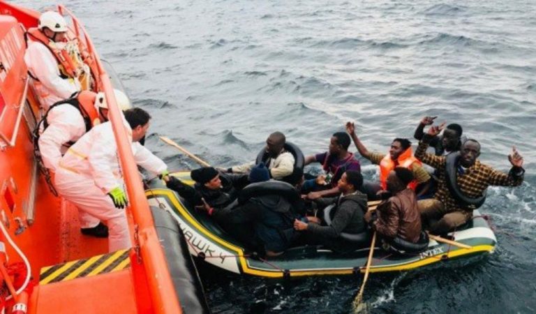 Unos 60 migrantes llegan a Algeciras, 18 a Motril y 44 a Almería tras navegar en pateras