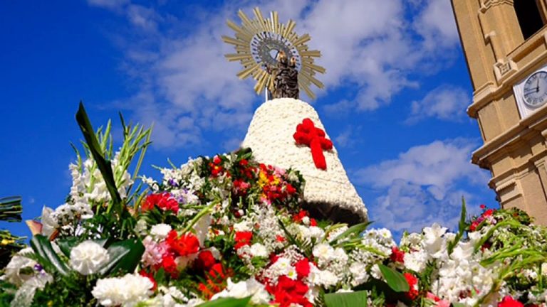 Los zaragozanos celebran la Ofrenda de Flores de las Fiestas del Pilar en los balcones