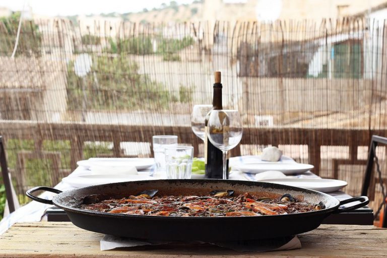 Paella: ¿Cómo hay que repartir el arroz para que esté en su punto?