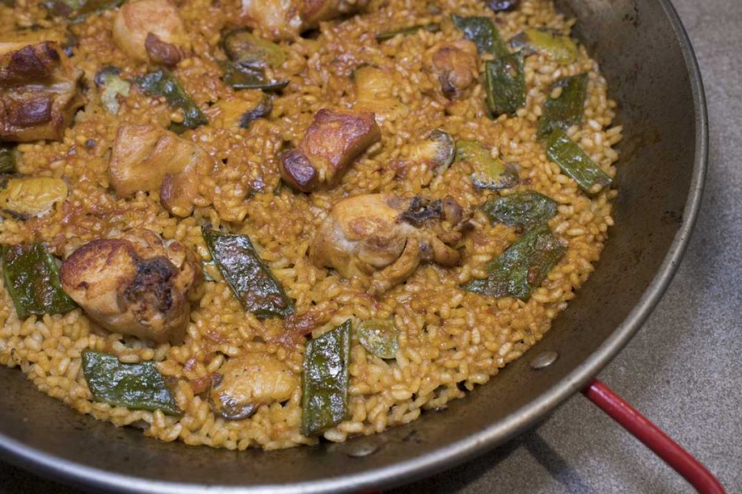Los que saben de paellas aseguran que el arroz no se toca en el proceso de cocción.