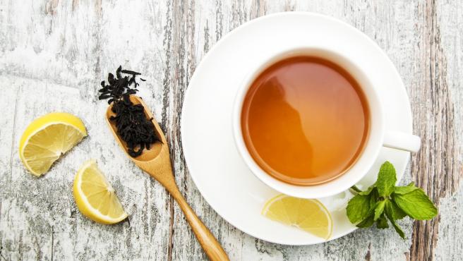 Por qué no deberías calentarte un té en el microondas