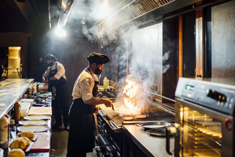 Ramses se rinde a las brasas en su nuevo éxito culinario: Kitchen