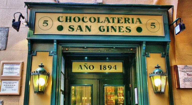 Una abuela británica prueba los churros en la chocolatería 'San Ginés' y su reacción es impagable