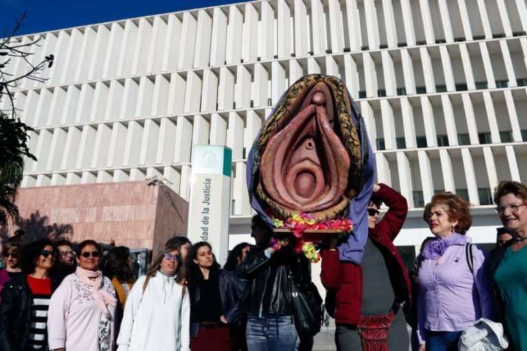 Acusada de participar en procesión de una vagina de plástico en Málaga