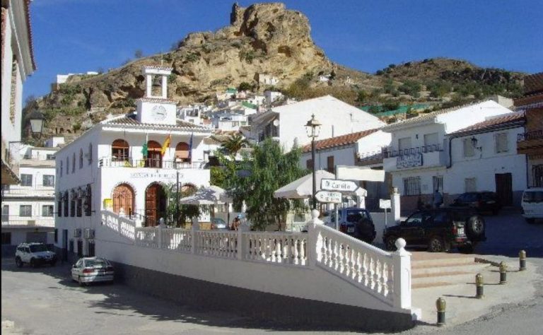 Zagra (Granada) desinfecta sus calles y cierra instalaciones tras un brote