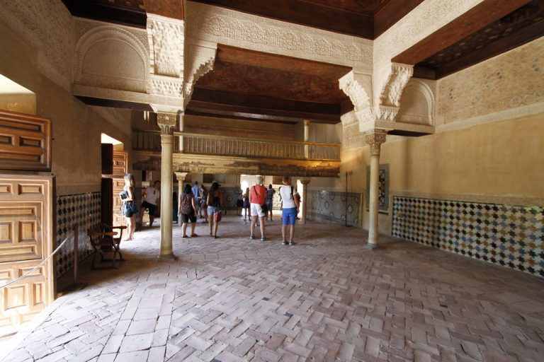 La Alhambra restaura dos paños de alicatados de la Sala de la Barca