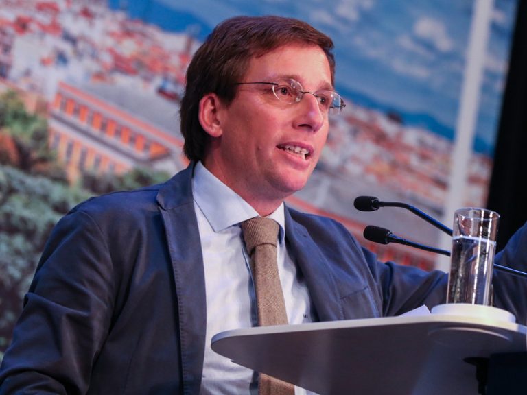 Almeida pide a Sánchez igualdad de trato y que se levante estado de alarma