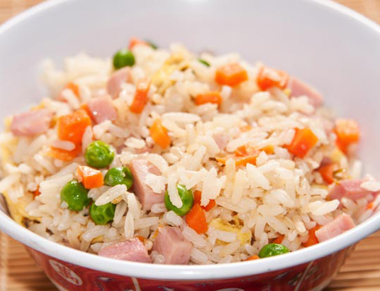 Cómo hacer un arroz tres delicias en 15 minutos al microondas