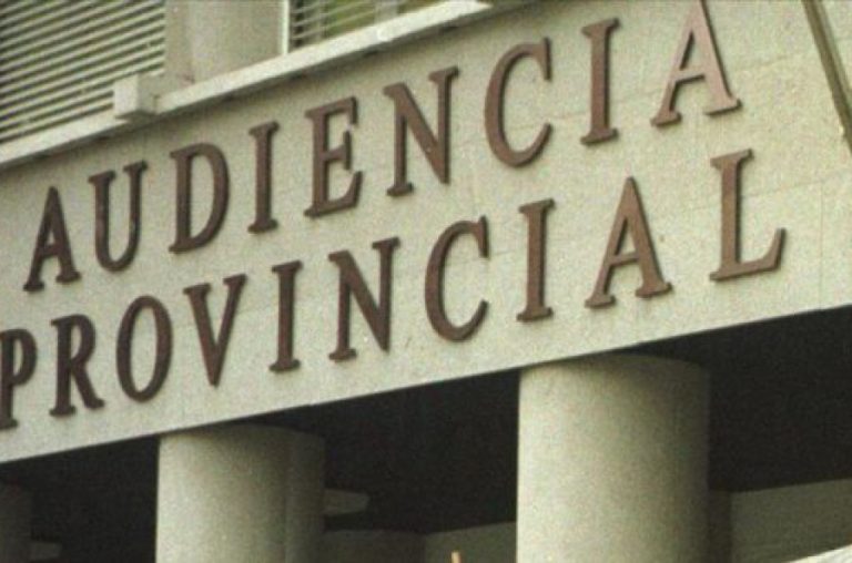 La Audiencia de A Coruña juzga a un hombre por entrar en la casa de su expareja