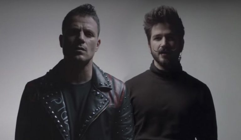 Dani Martín y Camilo con su 'Avioncito de papel'