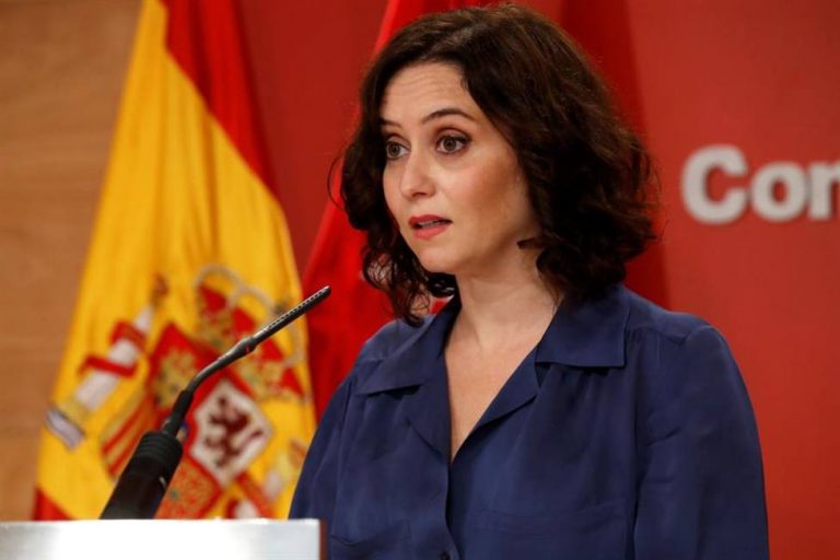 Ayuso cree que Sánchez pretende cambiar el país 