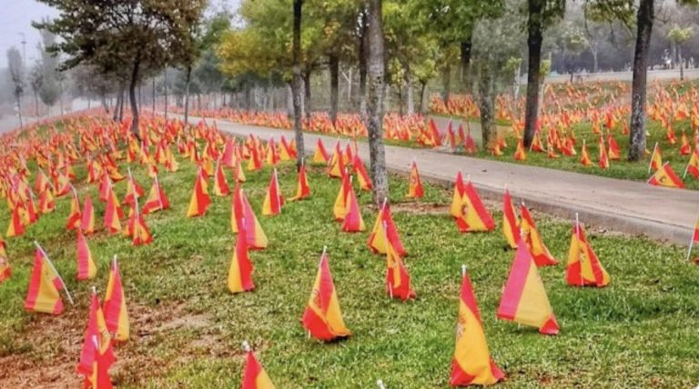Unas 53.000 banderas lucen junto al Guadalquivir en homenaje a los fallecidos