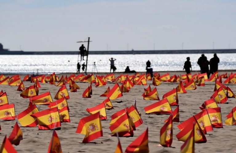 La Policía abre expediente sobre la colocación de banderas en la playa de Alboraia