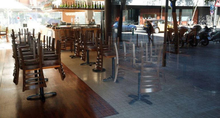 Cataluña, que registra 2.853 casos y 15 fallecidos en 24 horas, cierra oficialmente sus bares