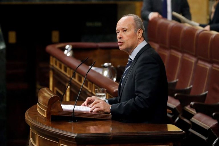 Campo dice que el Rey va a Barcelona porque 