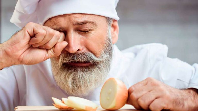 Trucos de expertos para cortar cebollas sin llorar
