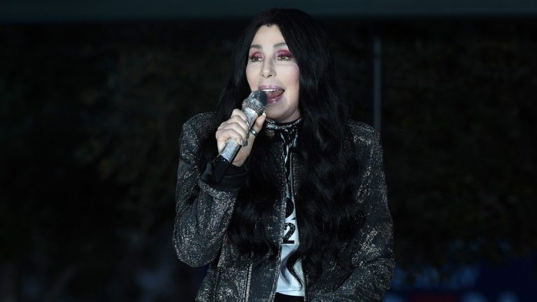 El apoyo de Cher con su nuevo single 'Happiness Is Just A Thing Called Joe'