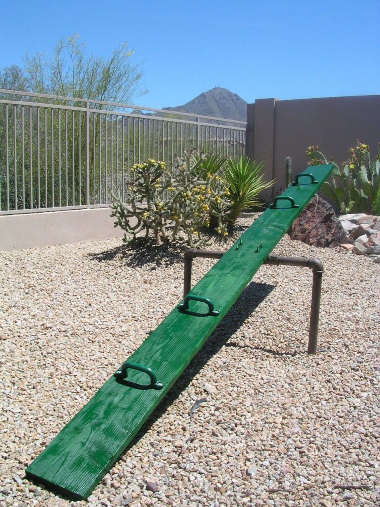 Toboganes metálicos, neumáticos y otros columpios que te dejaron señales en tu piel