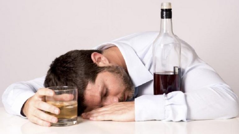 ¿Cómo influye el alcohol en la calidad del sueño?