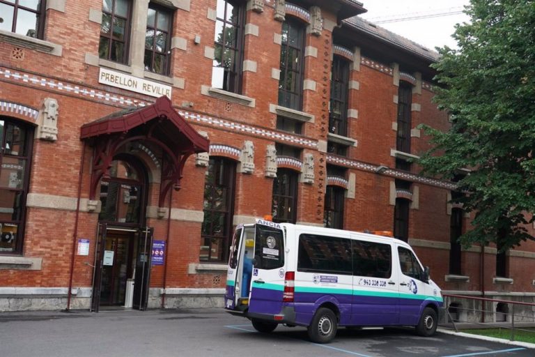 Euskadi sigue en 'alerta roja', con 978 nuevos casos, aunque la tasa de positividad baja