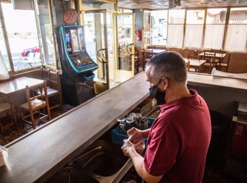 facturacion empresas cae agosto La facturación de las empresas vuelve a caer (al 13,6%) por los servicios y el comercio