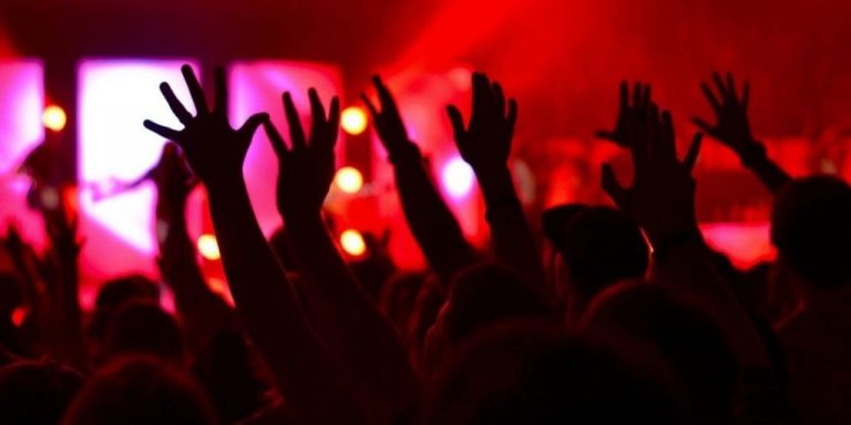 Multan a unas 30 personas y abren varios expedientes por una fiesta multitudinaria