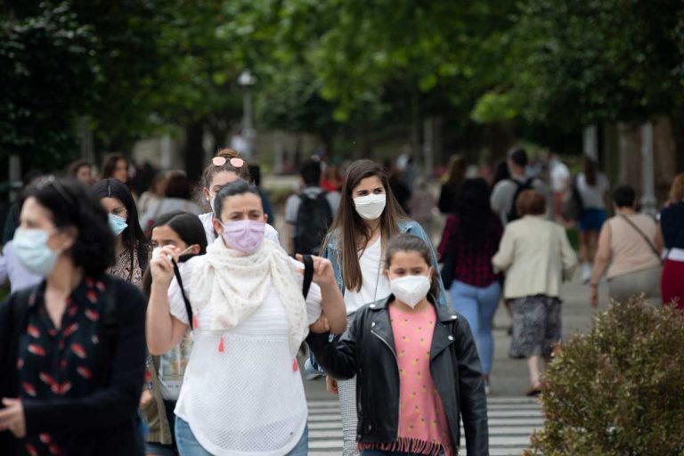 Galicia baja en casi un centenar los contagios diarios, pero suma cuatro nuevos fallecidos