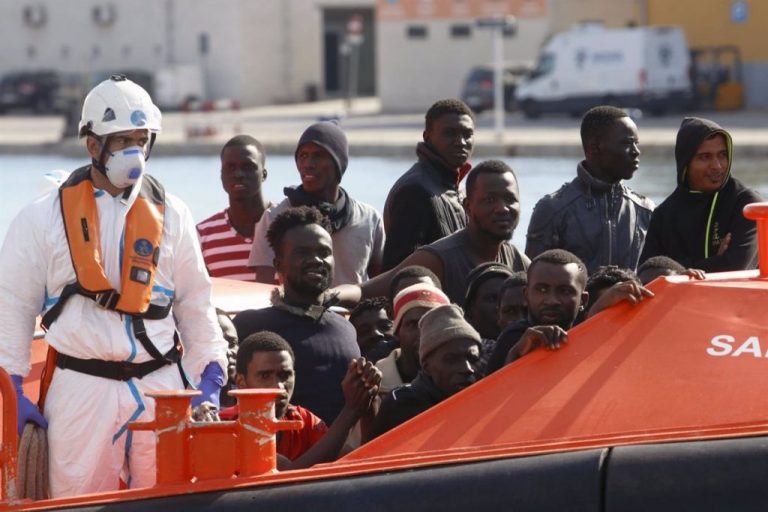 Un juicio a dos acusados de patronear una patera desde Argelia a Cabrera