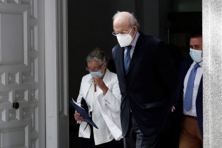 La hija del magistrado del TC investigado por maltrato a su mujer exculpa a su padre