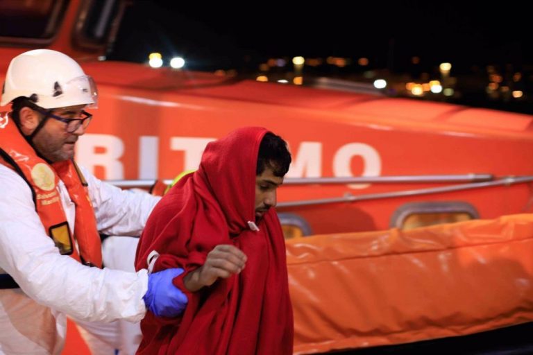 Rescatan tres embarcaciones con 129 migrantes en las costas canarias