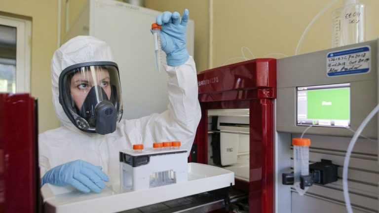 Johnson & Johnson suspende pruebas de su vacuna por la 