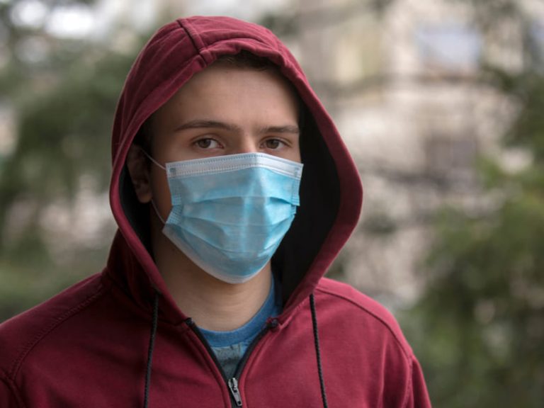 Pacientes hospitalizados por COVID-19 son más jóvenes y sanos que aquellos con gripe