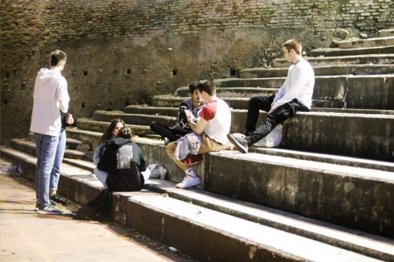 Jóvenes españoles piden 