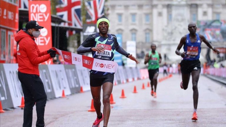 Kitata reina en el Maratón de Londres y Kipchoge termina octavo