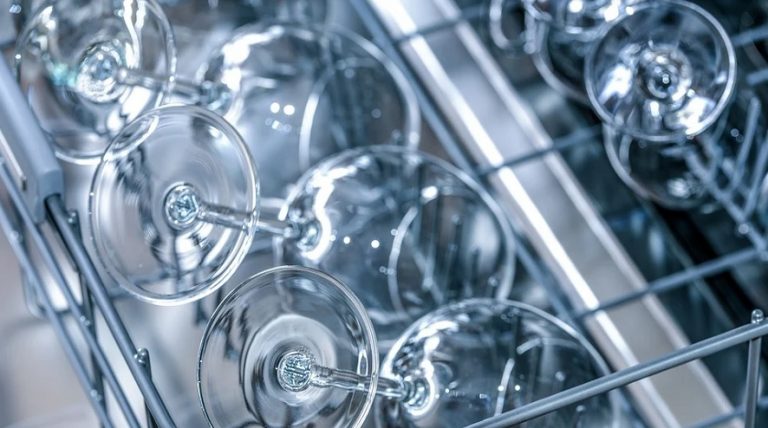 ¿Ahorramos realmente con el uso del lavavajillas? Verdad o Mito