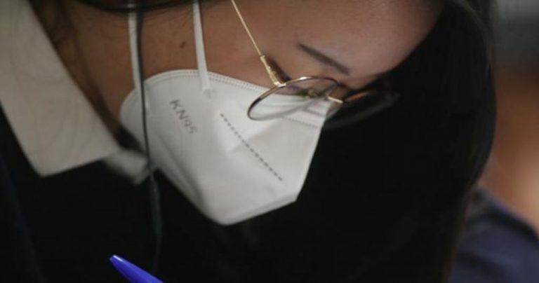 Mascarillas prohibidas que no son útiles: te pueden multar si aún las usas